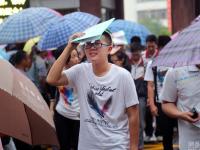 山东泰安大雨来袭 家长坚持雨中候考