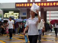 山东泰安大雨来袭 家长坚持雨中候考