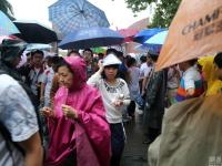 山东泰安大雨来袭 家长坚持雨中候考