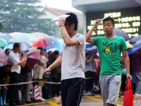 山东泰安大雨来袭 家长坚持雨中候考