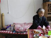 失明母亲照顾瘫儿19年续 老人第一次过生日
