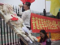 吉林延边考生家长校门前贴打糕 寓意“打高分”
