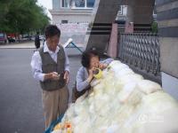 吉林延边考生家长校门前贴打糕 寓意“打高分”