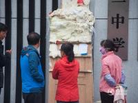 吉林延边考生家长校门前贴打糕 寓意“打高分”
