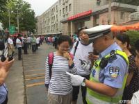 北京高考首日：考生走错考场 交警开车送达
