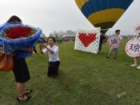 合肥男子乘热气球求婚 现场上交房车和工资卡