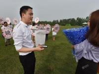 合肥男子乘热气球求婚 现场上交房车和工资卡