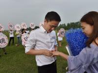 合肥男子乘热气球求婚 现场上交房车和工资卡