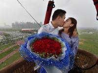 合肥男子乘热气球求婚 现场上交房车和工资卡