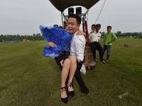合肥男子乘热气球求婚 现场上交房车和工资卡