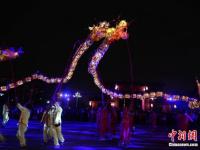 湖南城步苗族吊龙流光溢彩 引市民围观