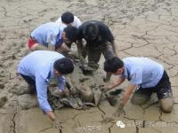 70岁老人深陷淤泥12小时 只为捡1只矿泉水瓶