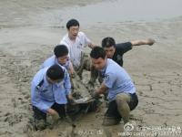 70岁老人深陷淤泥12小时 只为捡1只矿泉水瓶