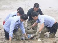70岁老人深陷淤泥12小时 只为捡1只矿泉水瓶