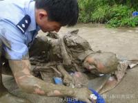 70岁老人深陷淤泥12小时 只为捡1只矿泉水瓶