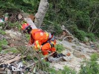 驴友爬山被困山坳 消防官兵“空降”救援