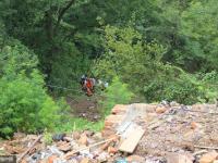 驴友爬山被困山坳 消防官兵“空降”救援