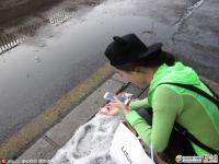 哈尔滨街头冰雹堆成小山 市民纷纷拍照留念