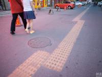 吉林现“最任性”盲道 一条直路有数个拐弯