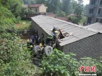 农用车“飞”上屋顶 民众托举救援