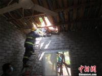 农用车“飞”上屋顶 民众托举救援