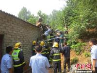 农用车“飞”上屋顶 民众托举救援