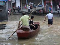湖南道县暴雨导致内涝 市民划船出行