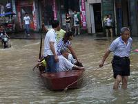 湖南道县暴雨导致内涝 市民划船出行