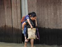 湖南道县暴雨导致内涝 市民划船出行