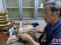 武汉七旬老人竹编搭建地标建筑