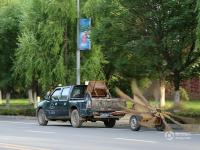 甘肃平凉现扫马路“神器” 九把扫帚不停旋转