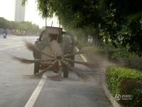 甘肃平凉现扫马路“神器” 九把扫帚不停旋转