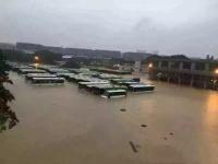 广西柳州暴雨 数十辆公交车被淹没