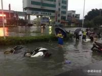 广西柳州暴雨 数十辆公交车被淹没