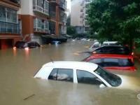 广西柳州暴雨 数十辆公交车被淹没