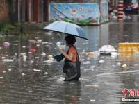 广西柳州暴雨 数十辆公交车被淹没