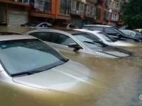 广西柳州暴雨 数十辆公交车被淹没