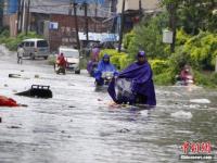 广西柳州暴雨 数十辆公交车被淹没