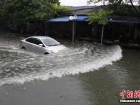 广西柳州暴雨 数十辆公交车被淹没