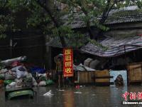 广西柳州暴雨 数十辆公交车被淹没