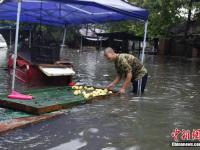 广西柳州暴雨 数十辆公交车被淹没