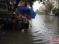 广西柳州暴雨 数十辆公交车被淹没