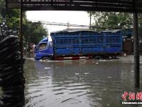 广西柳州暴雨 数十辆公交车被淹没