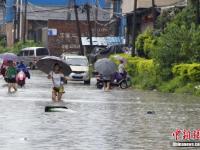 广西柳州暴雨 数十辆公交车被淹没