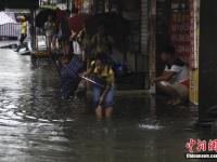 广西柳州暴雨 数十辆公交车被淹没