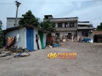 四川不孝子在楼房外建铁皮屋 让七旬瘫痪母亲住