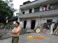 四川不孝子在楼房外建铁皮屋 让七旬瘫痪母亲住