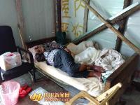 四川不孝子在楼房外建铁皮屋 让七旬瘫痪母亲住