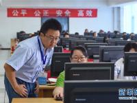 高考阅卷场揭秘：老师们的手机放这里