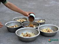 武警重庆总队警犬班 萌犬叼水管帮主人洗头